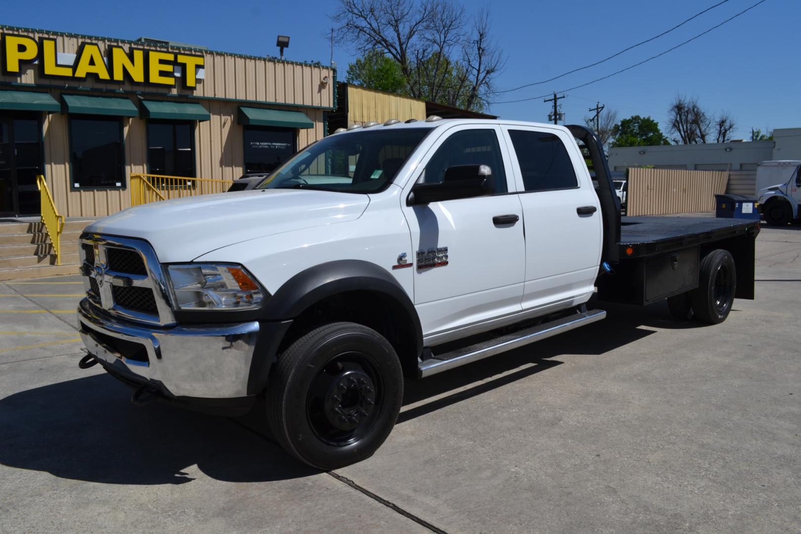 2016 WHITE /BLACK RAM 5500 with an CUMMINS 6.7L TURBO DIESEL engine, AISIN A465 6SPD AUTOMATIC transmission, located at 9172 North Fwy, Houston, TX, 77037, (713) 910-6868, 29.887470, -95.411903 - 19,500LB GVWR, 11.5FT FLATBED, 96" WIDE, GOOSENECK/BUMPER PULL HITCH, CREW CAB, POWER WINDOWS, LOCKS, & MIRRORS, COLD A/C - Photo#0